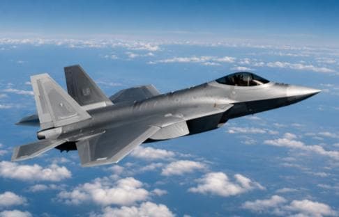 Militärjet im Flug